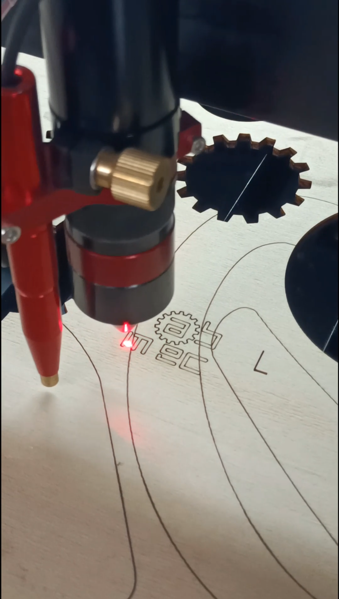 Dettaglio di incisione laser su legno e compensato realizzata con Prometeo LabMec