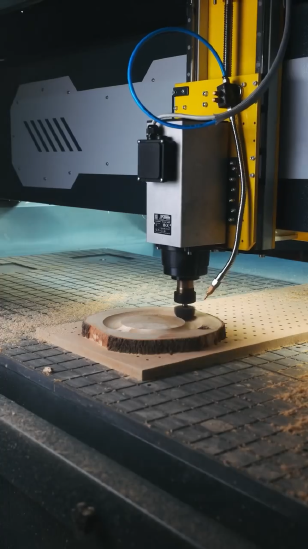 Scultura 3D su legno massello realizzata con fresatrice CNC Efesto LabMec