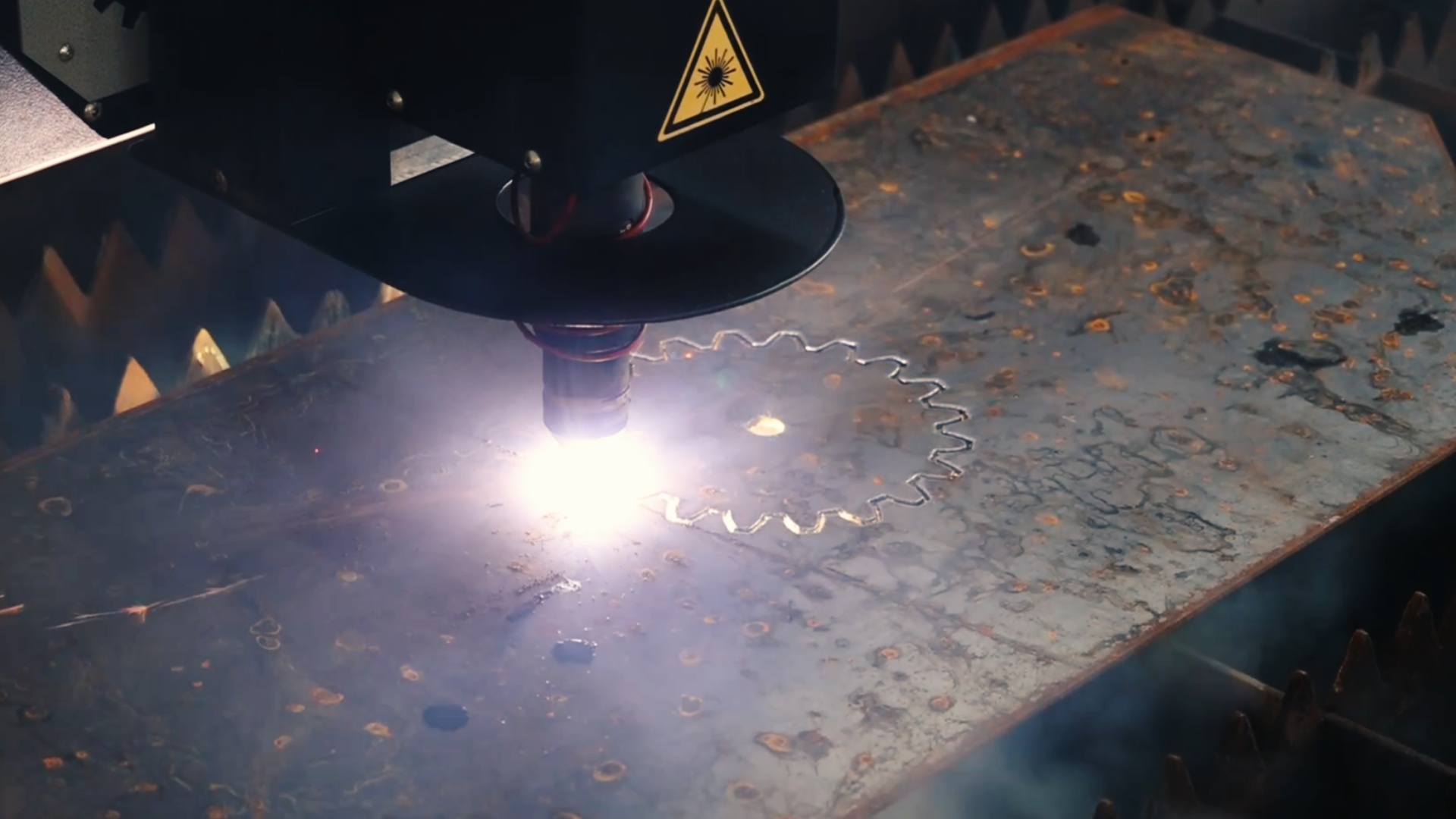 Esempio di taglio plasma su lamiera metallica realizzato con Pegaso LabMec