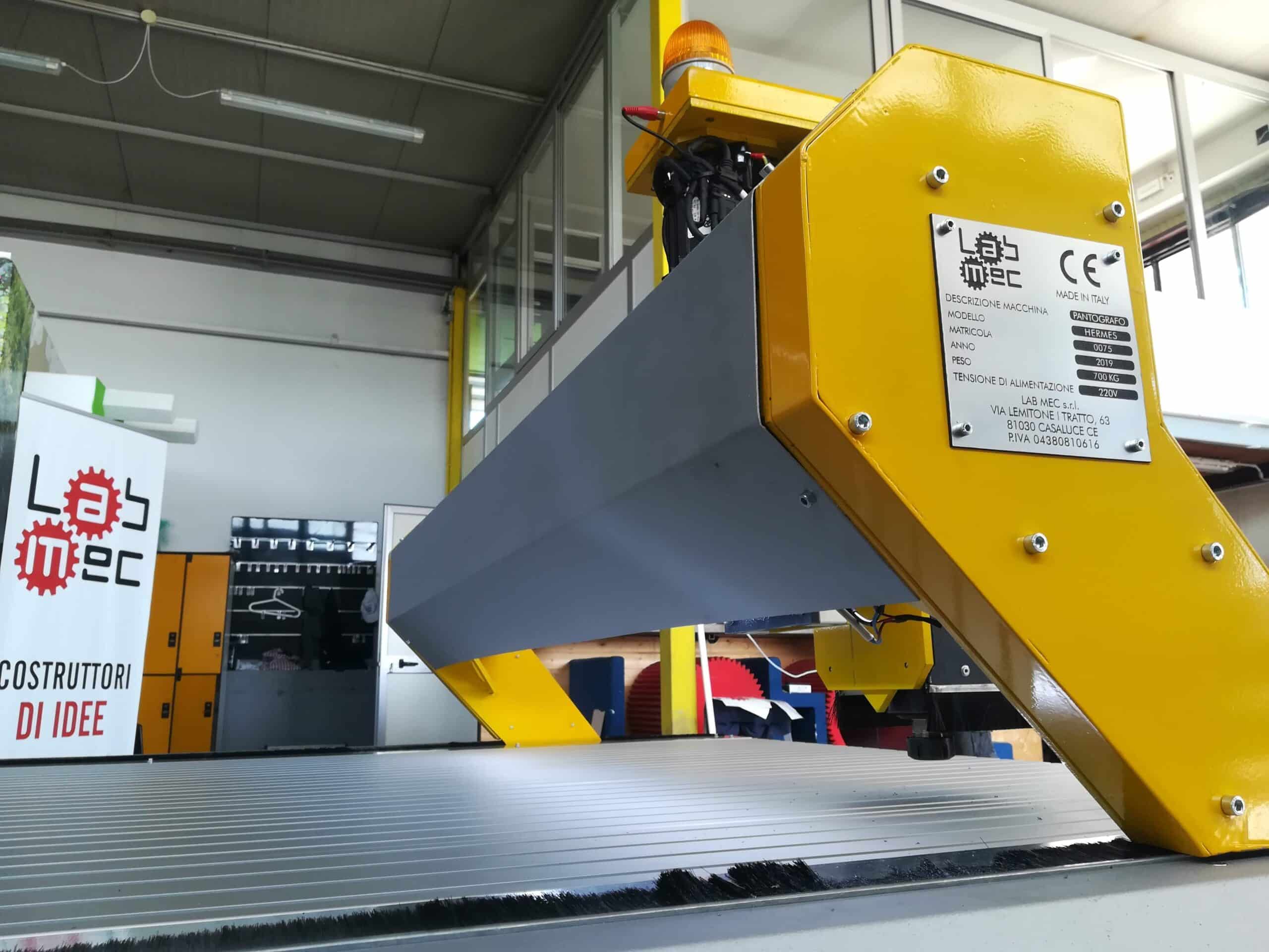 Targhetta marcatura CE su macchina CNC LabMec conforme alla Direttiva 2006/42/CE