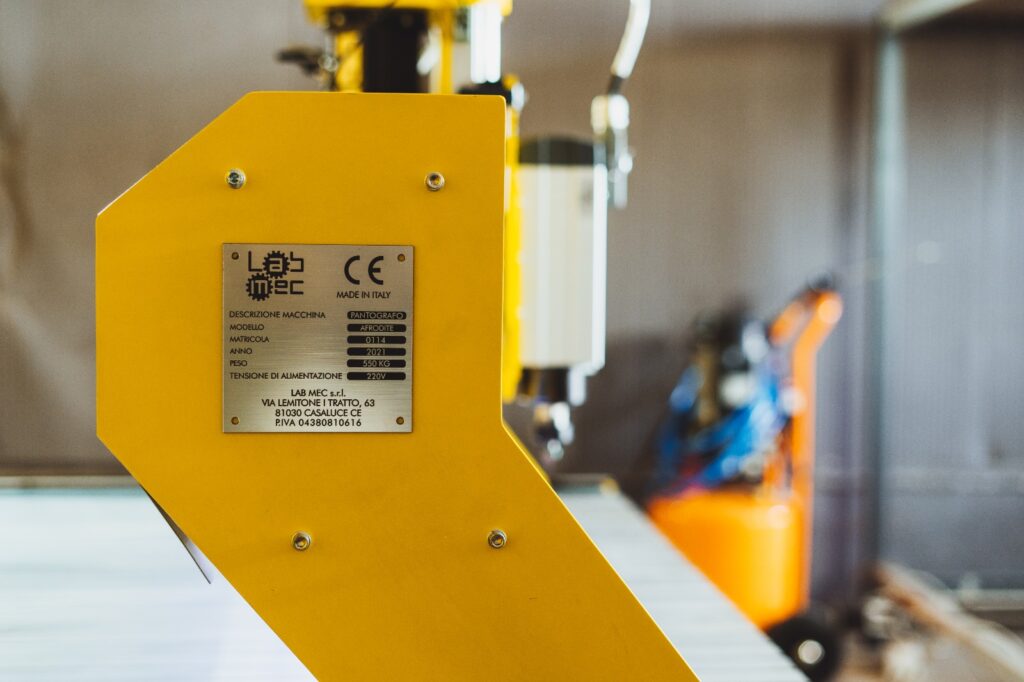 Targhetta marcatura CE su macchina CNC LabMec conforme alla Direttiva 2006/42/CE