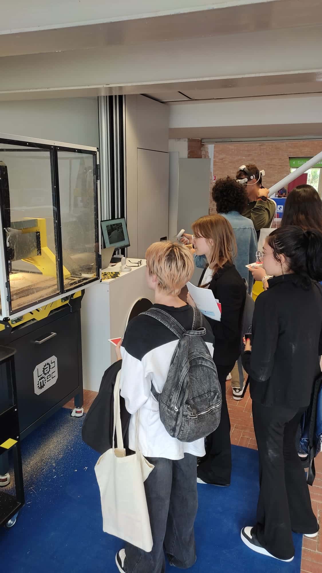 Studenti osservano macchina CNC LabMec in funzione durante Open Day Istituto Giordani Caserta