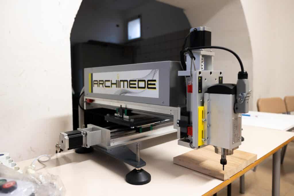 Pantografo CNC Archimede LabMec in funzione su banco di lavoro in contesto didattico