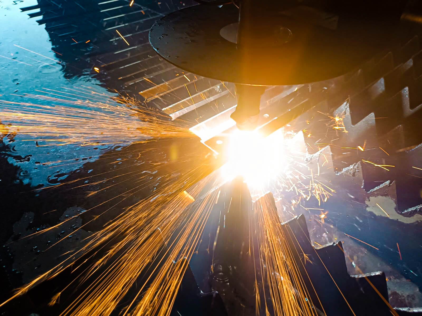 Arco plasma durante il taglio di lamiera su macchina CNC Pegaso LabMec