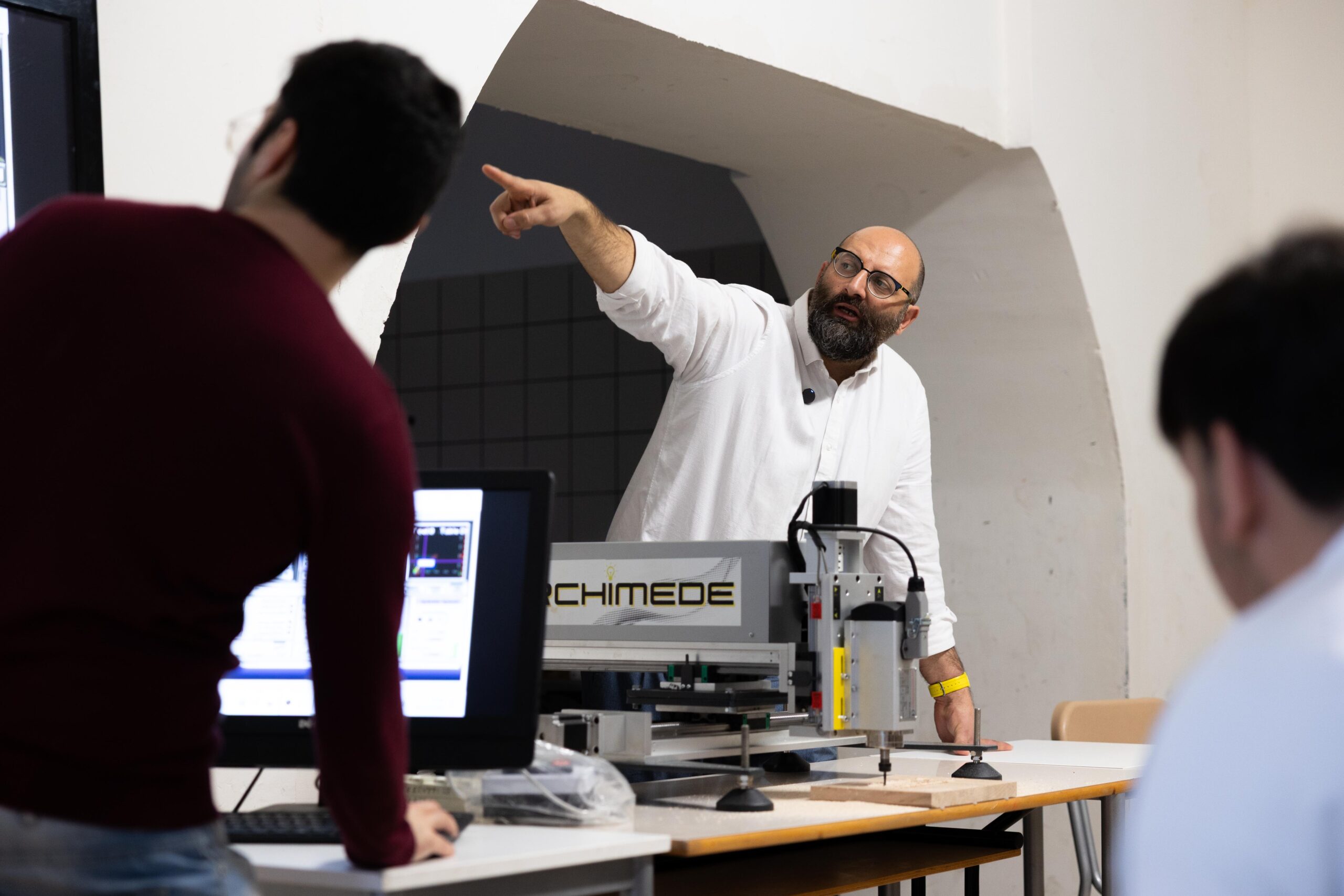 Ingegnere LabMec presenta il pantografo CNC Archimede agli studenti dell'Istituto Marconi di Giugliano