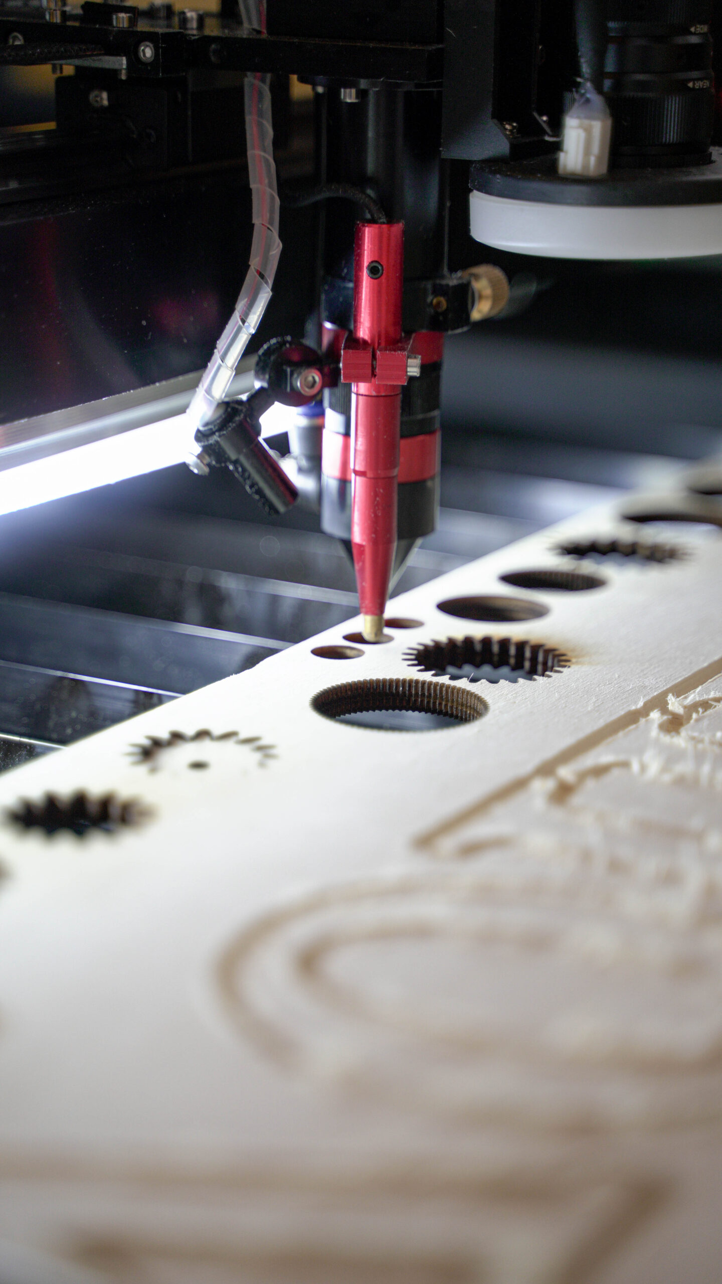 Esempio di taglio laser che attraversa il materiale