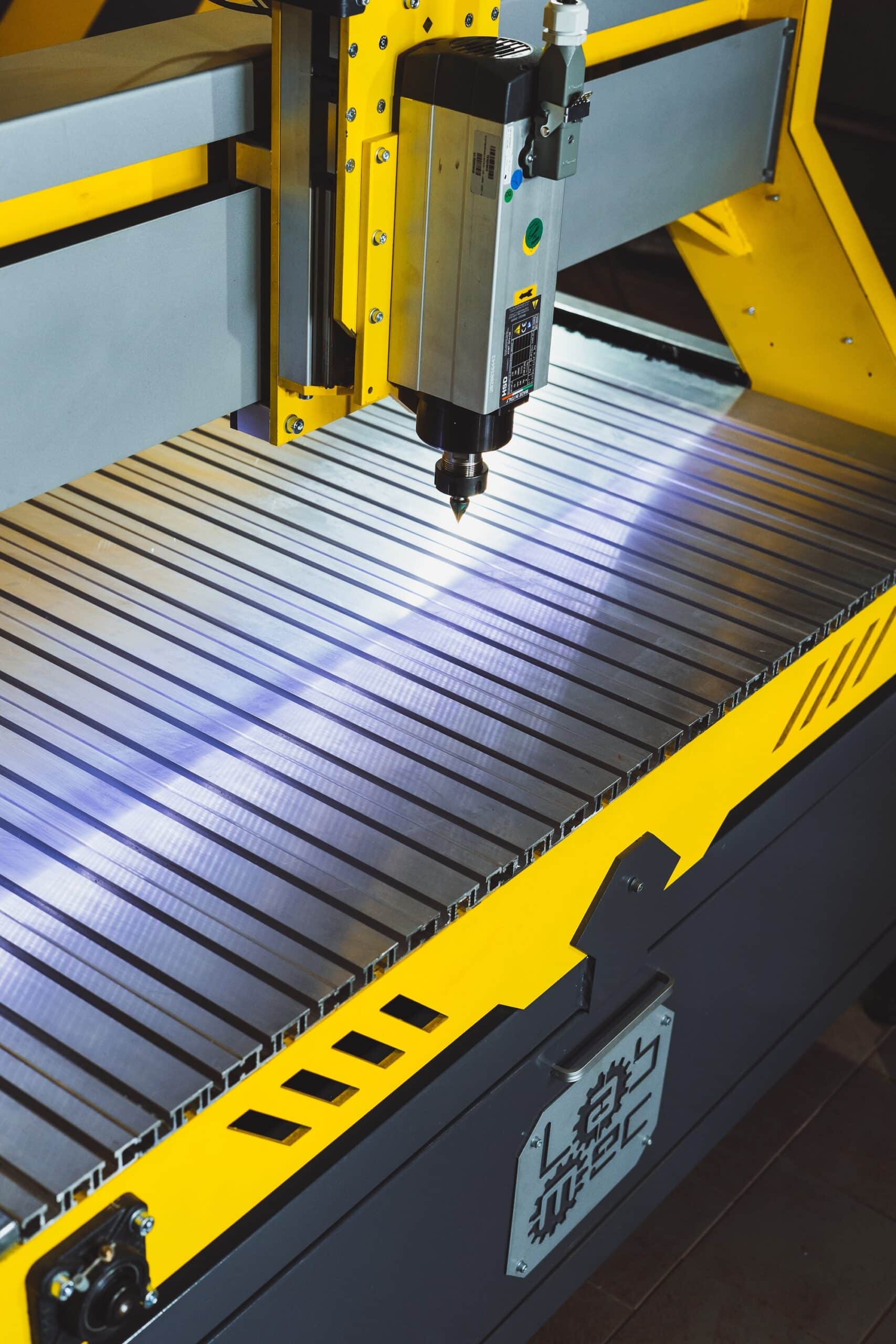 Mandrino pantografo CNC LabMec su piano di lavoro in alluminio per lavorazioni finanziate con bando ISI INAIL 2025