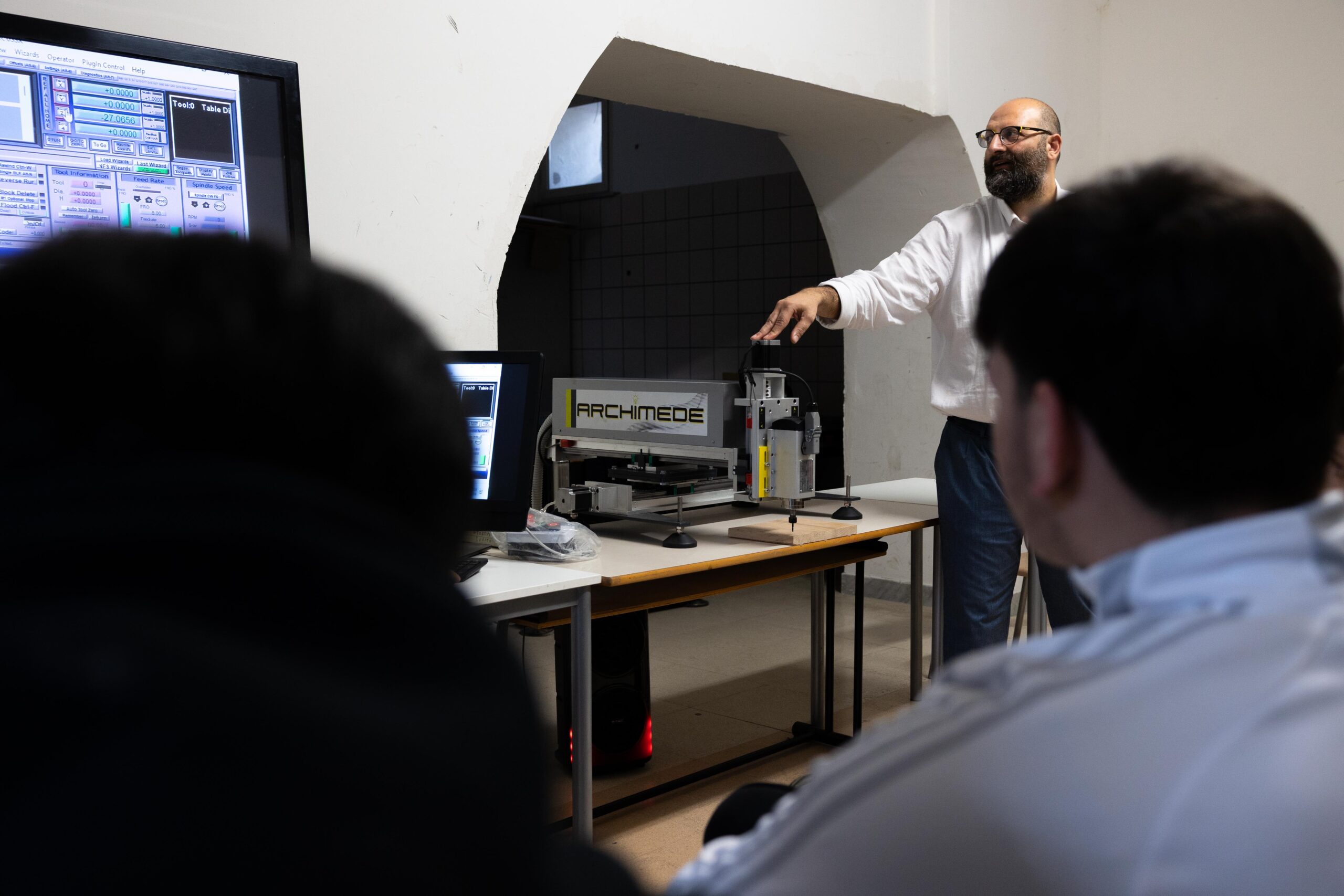 PCTO CNC nelle scuole: docente LabMec presenta una macchina a controllo numerico didattica agli studenti durante il laboratorio