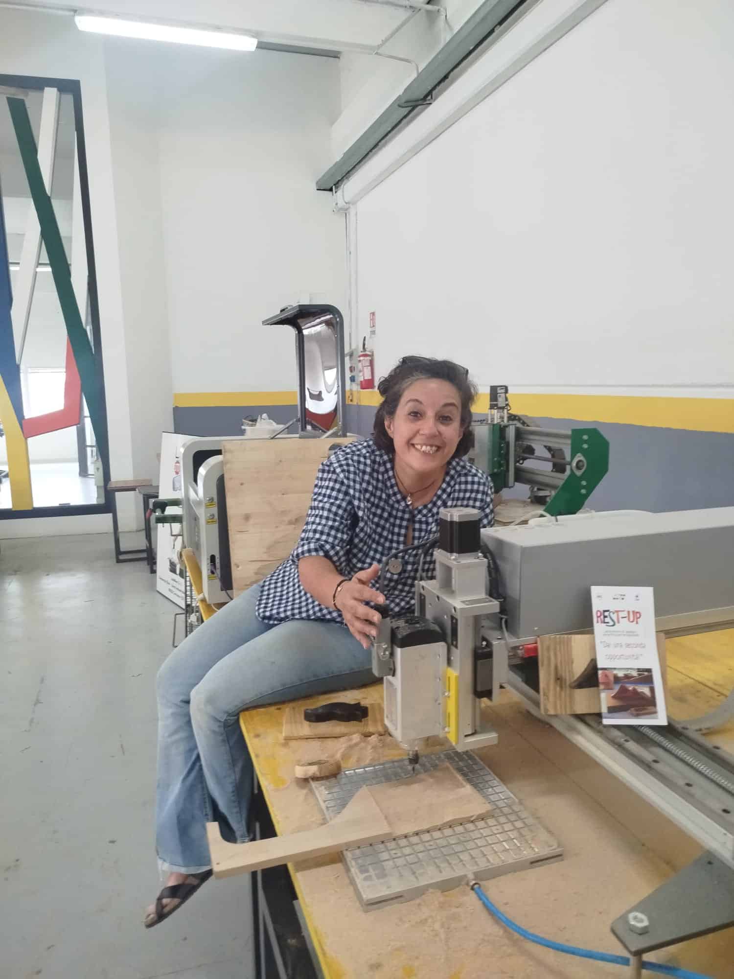 Gabriella del progetto RestUp al lavoro sul legno