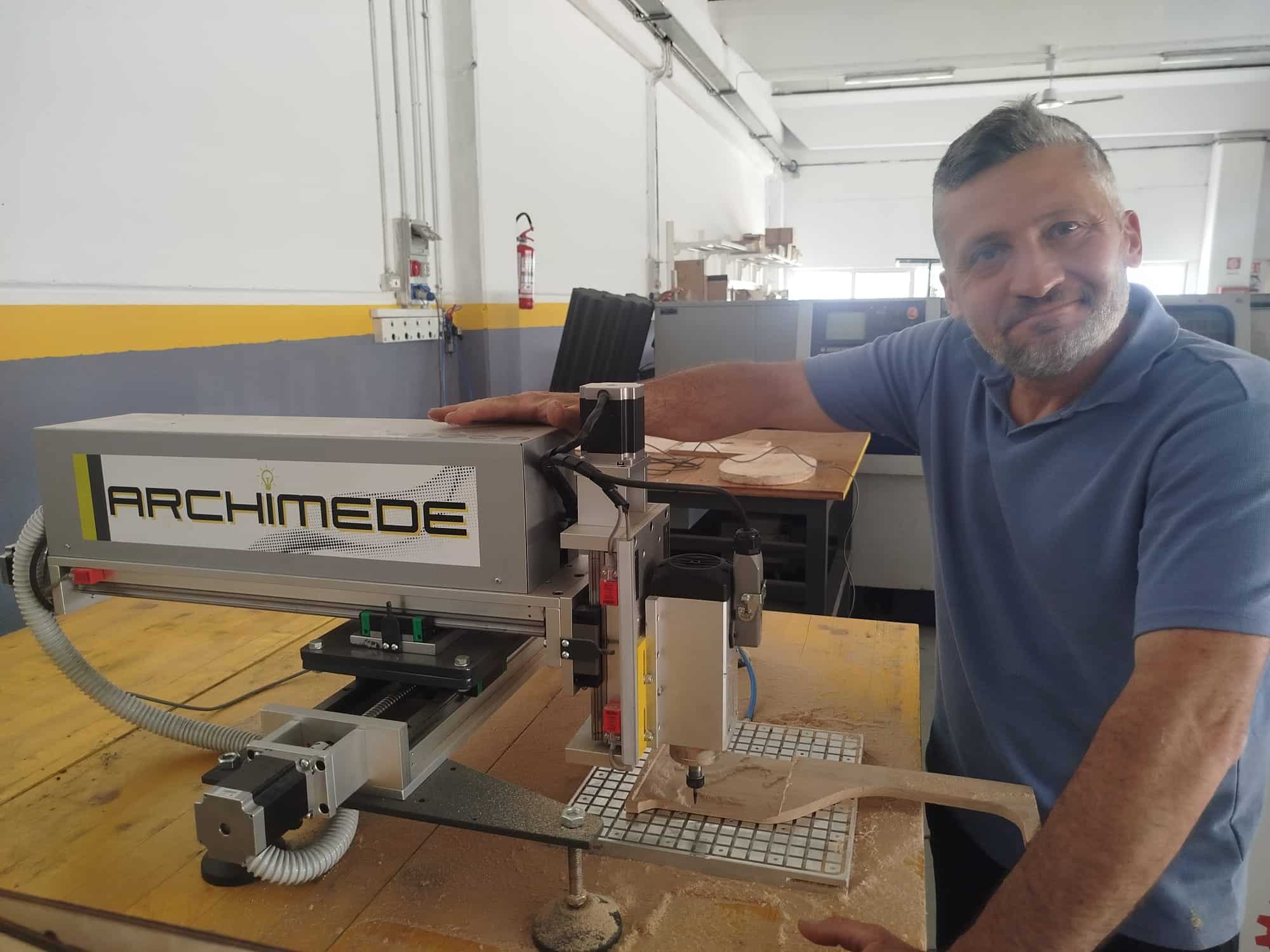 Giovanni accanto alla sua Archimede in laboratorio