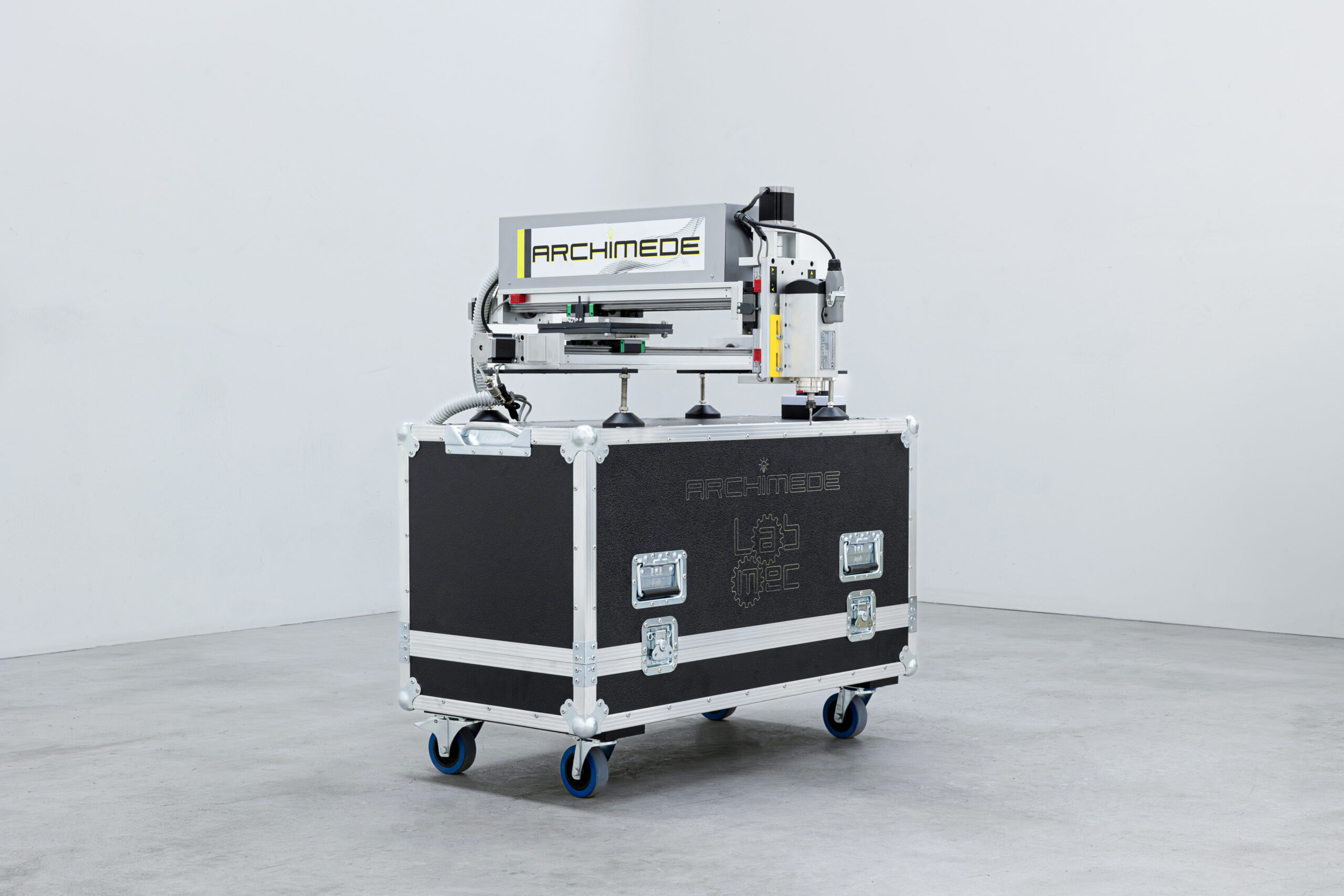 Pantografo CNC Archimede LabMec con flight case di trasporto su ruote per laboratorio maker