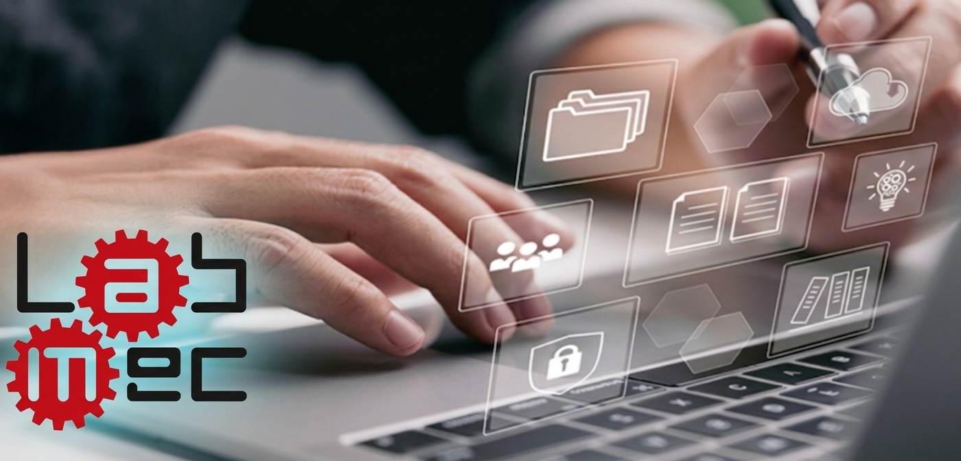 Mani al lavoro su laptop con icone digitali e logo LabMec, simbolo dei percorsi FSL e della filiera tecnologica nella scuola